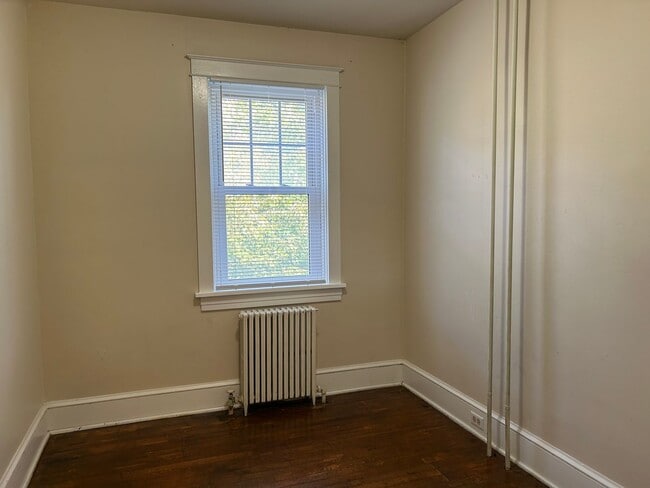 Building Photo - Beautiful 3 Bedroom End of Row Townhome in...