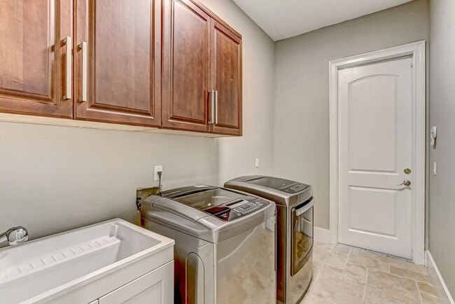 Building Photo - Stunning 5-Bedroom Pool Home on Nearly 2 A...