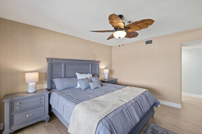 Building Photo - Huge Double sized Condo Overlooking The Ma...