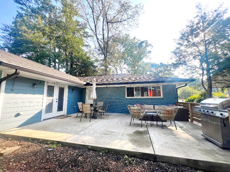 Building Photo - 3700 Ashwood Dr SE