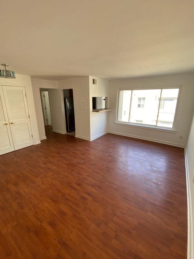 Building Photo - 2bd/1ba garden apartment; 706 sq.ft. $1800 plus util