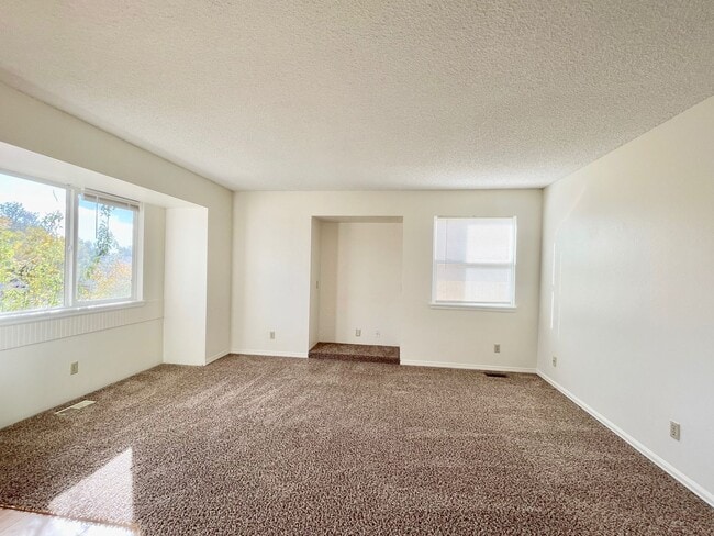 Building Photo - 2 Bedroom 1 Bath Rancher in Constitution H...