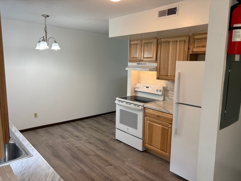 KITCHEN/DINING AREA - 715 Pearl Dr