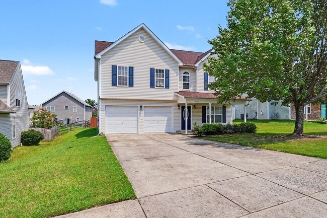 Building Photo - Spacious 4BR Home with Fenced Yard in University City!