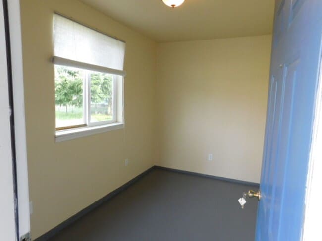 Building Photo - 2Bd/1.5Ba Single Story House - Available to View!