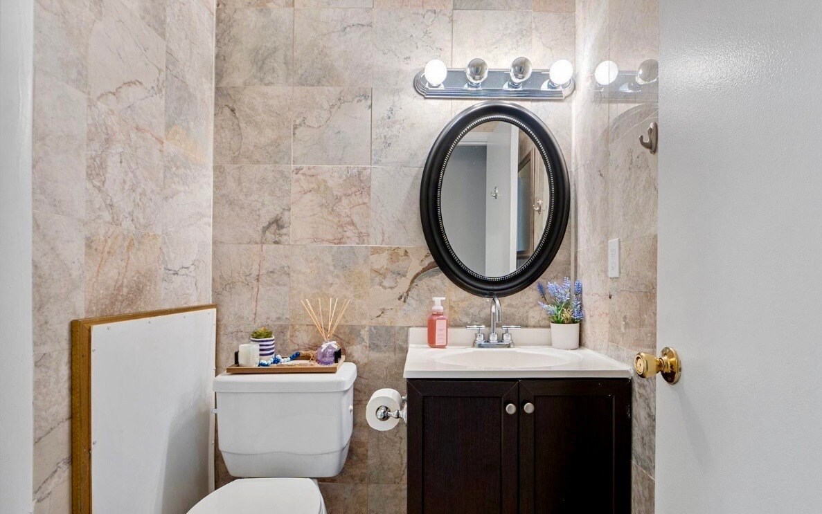 Powder room - 8707 Grasmere Ct