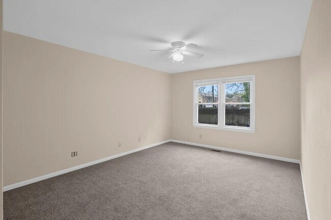 Building Photo - Spacious 5BR Home with Fenced Backyard in Norfolk