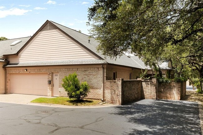 Building Photo - 2834 Montebello Rd