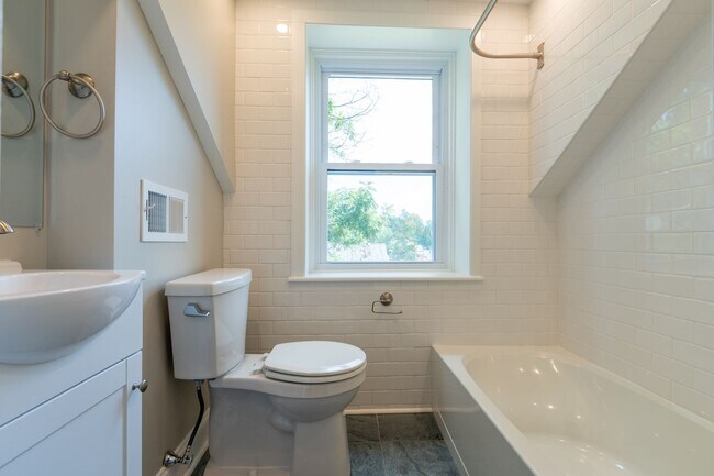 Building Photo - Rare 4 bed Gem in Marple Newtown