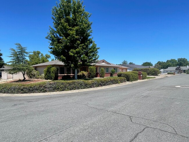 Building Photo - SPACIOUS 3 BED 2 BATH WITH A FAMILY ROOM A...
