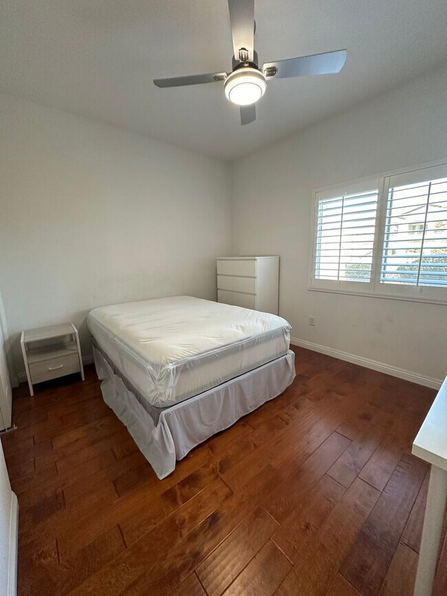 Building Photo - 2 bedroom Partially furnished Condo