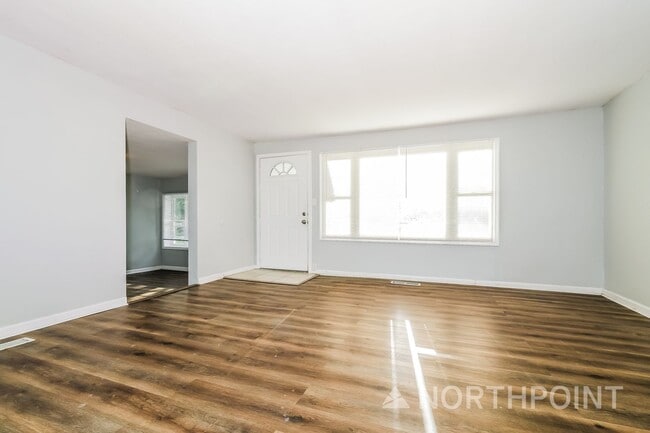 Building Photo - 3 BR/1.5BA | Newly Renovated Single Family Home |  Fenced backyard | In Kansas City!