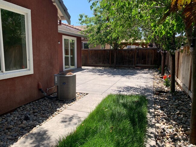 Building Photo - Beautiful Single Story Brentwood Home