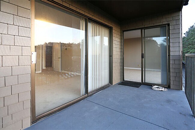 Building Photo - 102 Locksley Ave