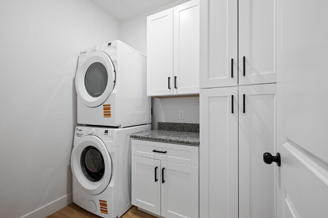 Building Photo - Private room with shared bathroom in a bra...
