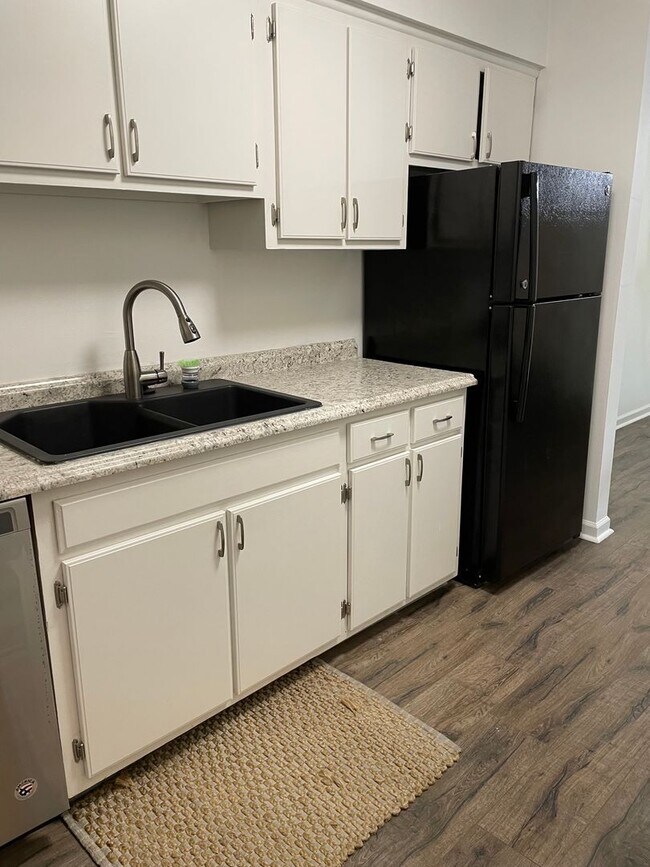 Building Photo - Awesome 2 Bedroom Condo Near the River!