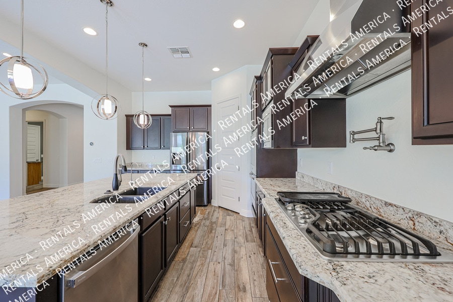 Building Photo - 4121 E Yellowstone Pl