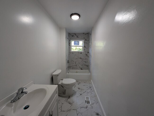 Building Photo - 904 Westcoat Pl