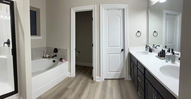 Master bathroom - 7157 Kenilworth Crossing Ave