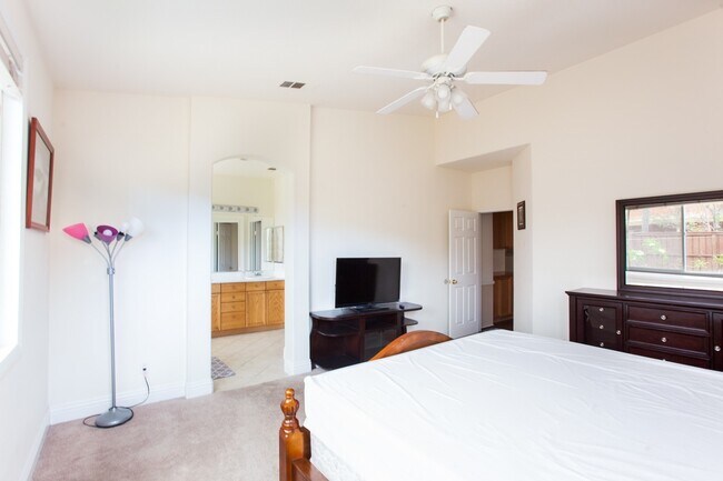Building Photo - Spacious 4 Bedroom, 2 Bath Furnished Famil...