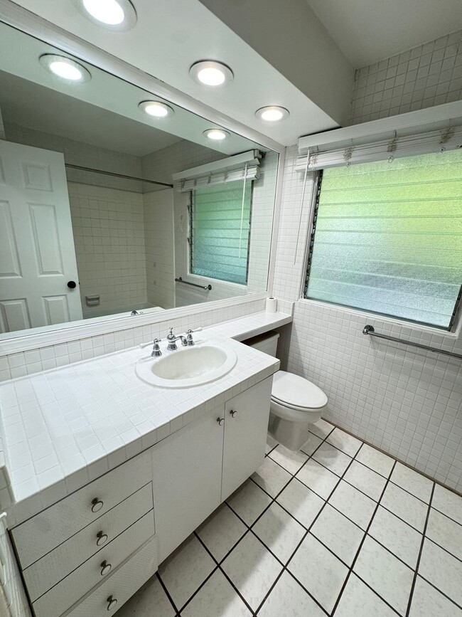 Building Photo - 3 BED, 2 BATH, 2 Parking with AC- Kalani I...