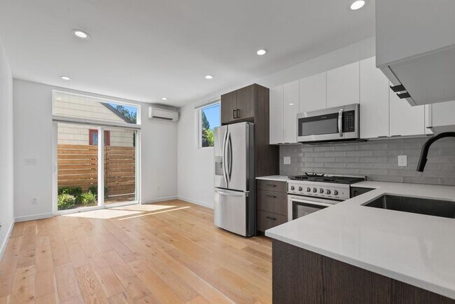Building Photo - Sweet Ultra-Modern Air-Conditioned West Se...
