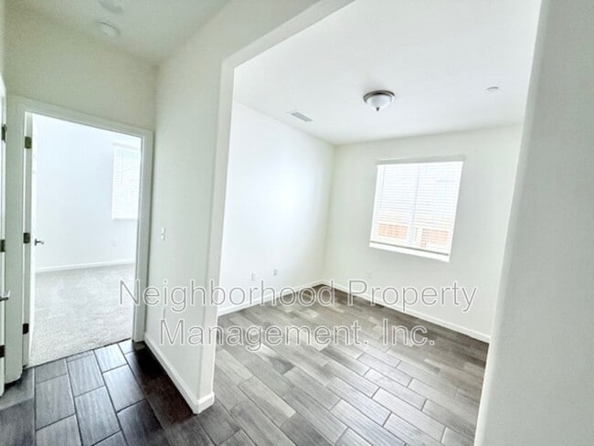 Building Photo - 6550 E Carmen Ave