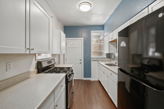 Building Photo - 439 Kingsboro St