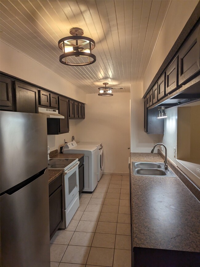 Building Photo - 15516 Weldon Dr