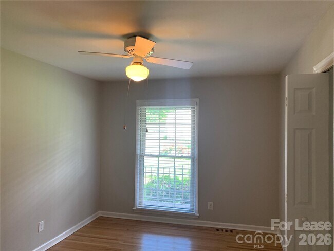 Building Photo - 1130 Cheddington Dr