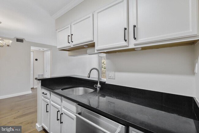 Building Photo - 1725 Ascot Way