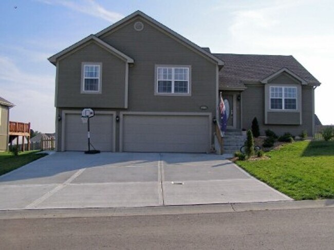 Building Photo - 2131 Magnolia Dr