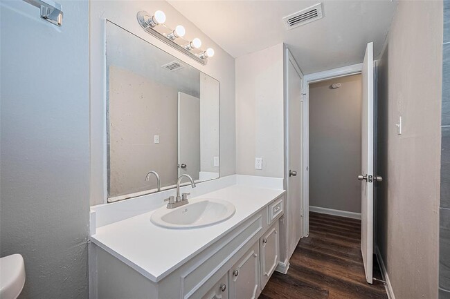 Building Photo - 9003 Chateau Forest Dr
