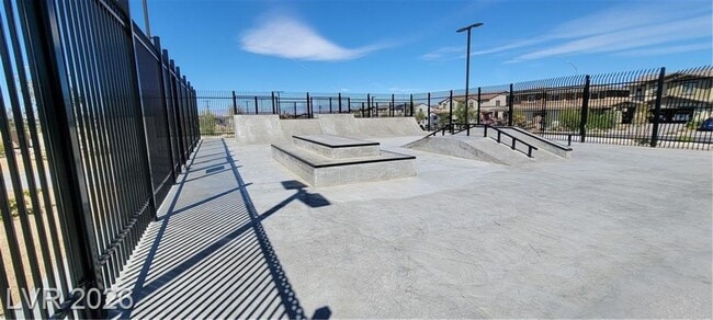 Building Photo - Spacious Henderson Townhome with Balconies and Resort Amenities