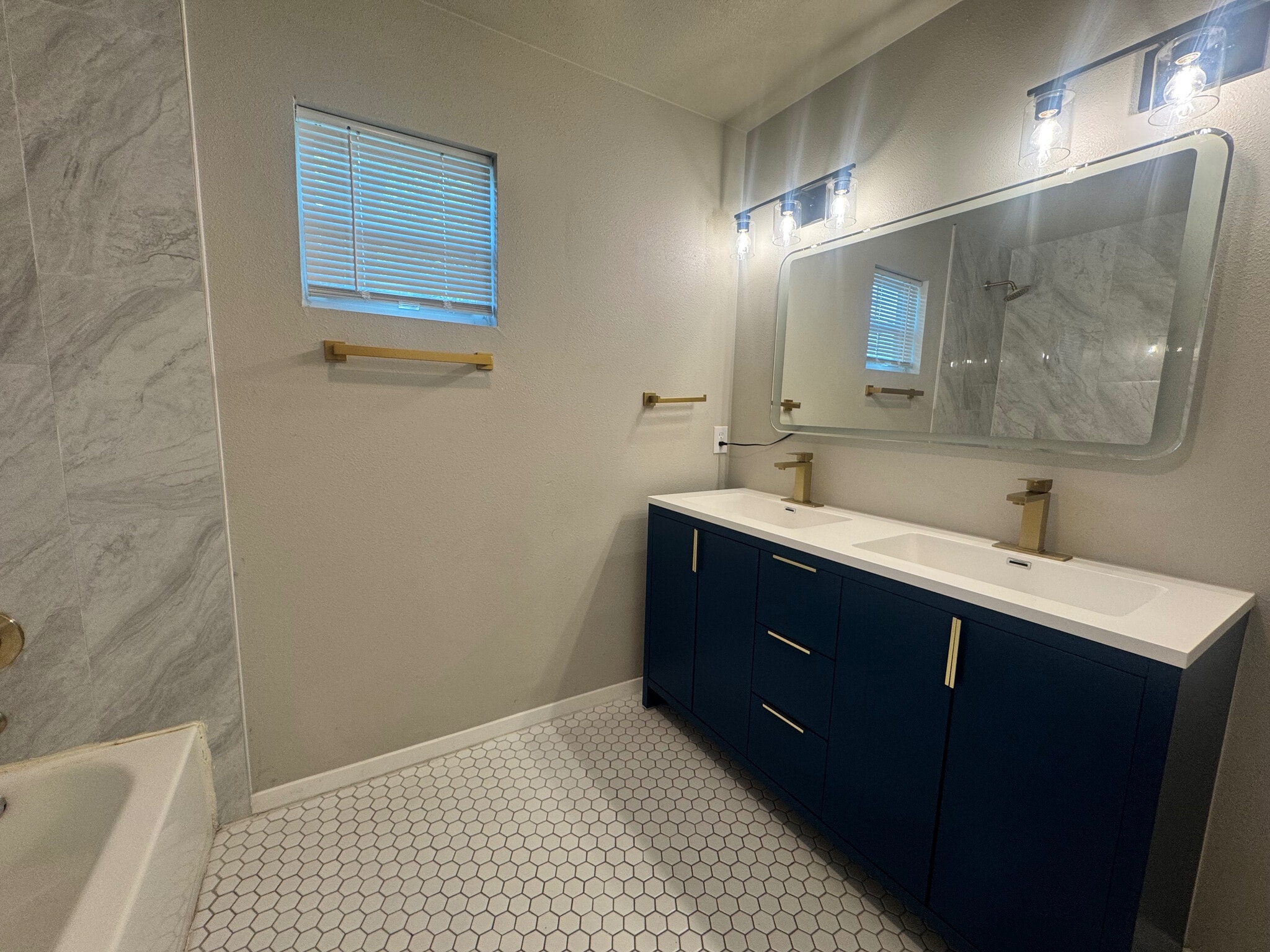 Building Photo - Room in House on Cross St