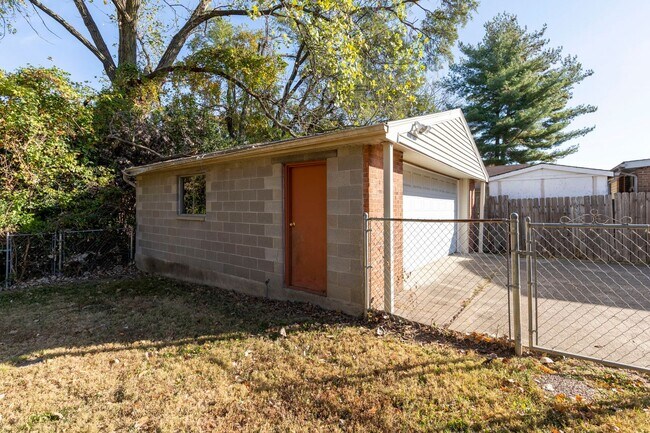 Building Photo - 6715 Six Mile Ln