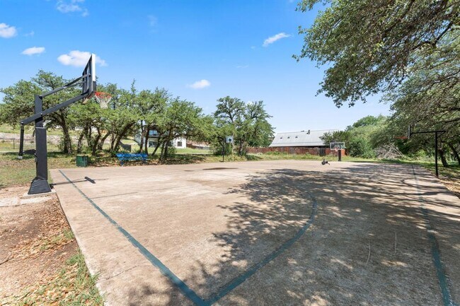 Building Photo - 700 Rogart Dr