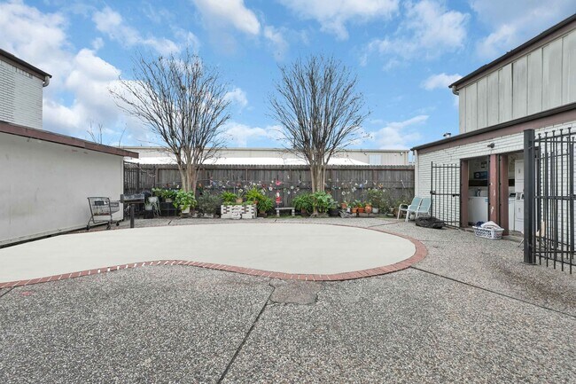 Building Photo - Make this charming studio your new home!