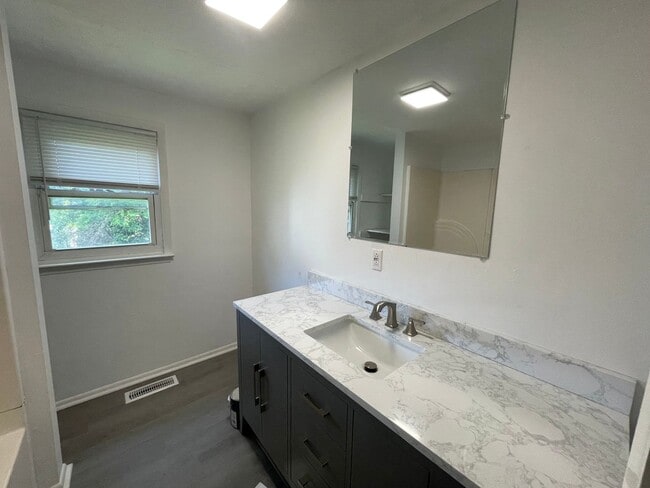 Building Photo - Renovated Home - Close to Downtown