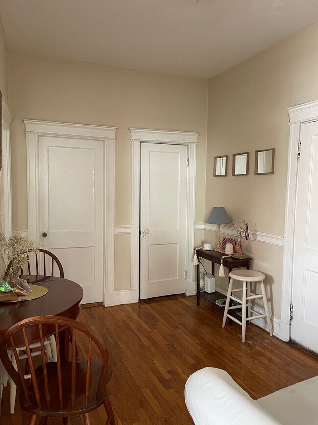 Building Photo - 2BR 1Bth unit. Heat/Hot Water included. Great location!