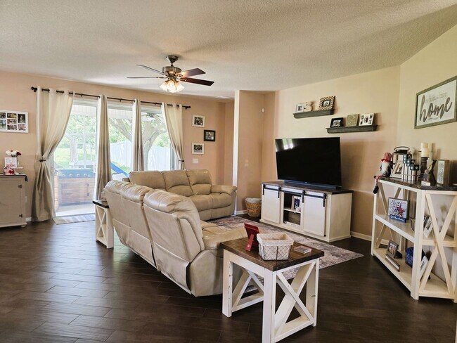 Building Photo - Large Home On Cul-De-Sac!