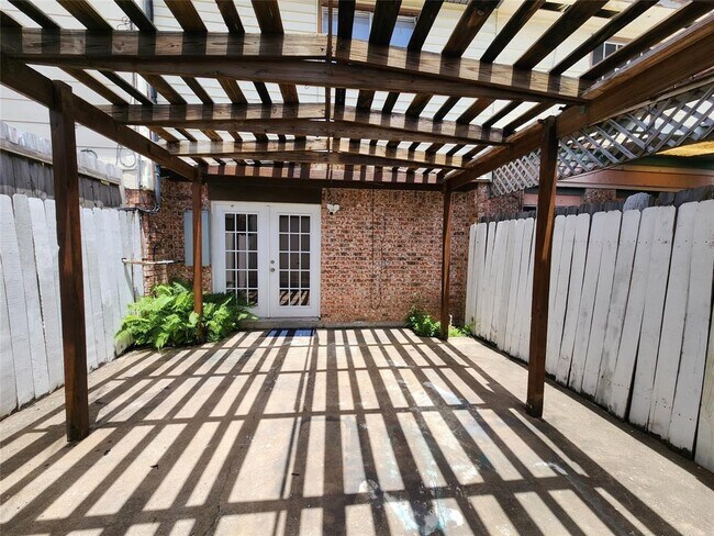 Building Photo - 8936 Glacier Ave