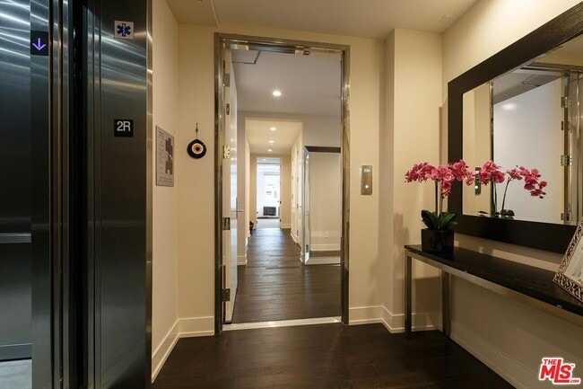 Building Photo - 450 N Palm Dr