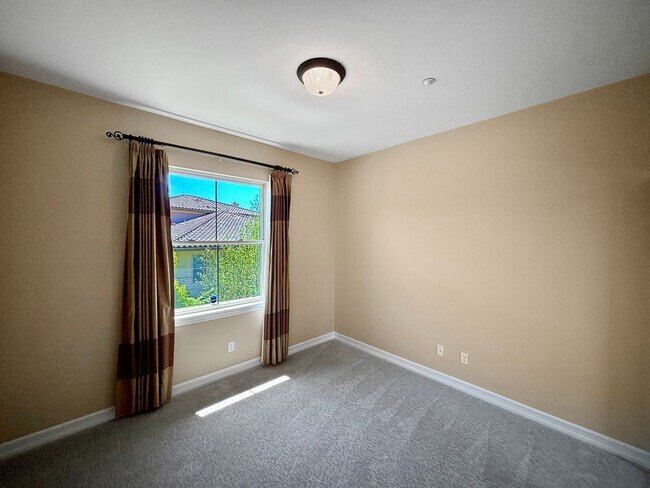 Building Photo - Bright 2BD/2BA Townhouse in Serra Mesa with Balcony, Fireplace & Resort-Style Amenities