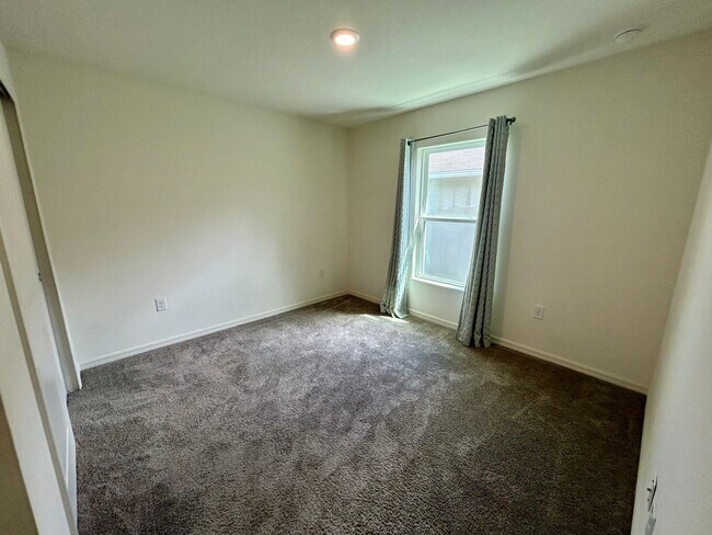 Building Photo - Spacious 3-Bed, 2-Bath Fully Gated Home in...