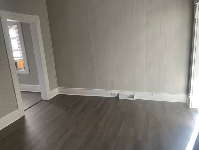 Building Photo - 3 br 1 bath house for rent