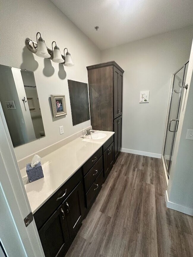 Building Photo - LAKE VIEW- 3 Bedroom Condo