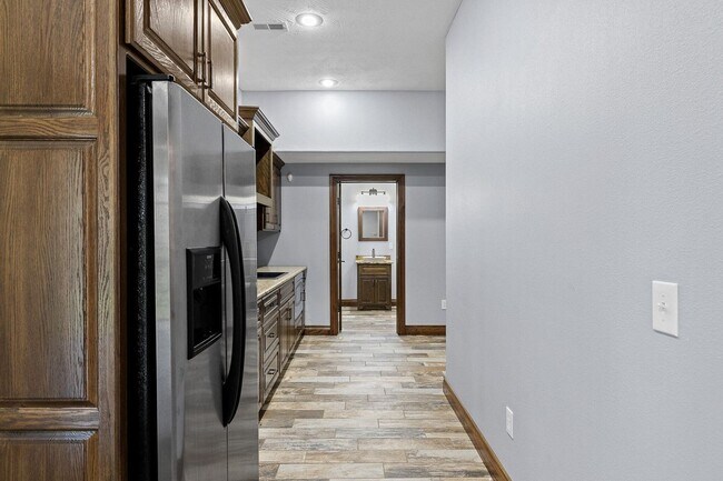 Building Photo - 5 Bedroom Dream Home!