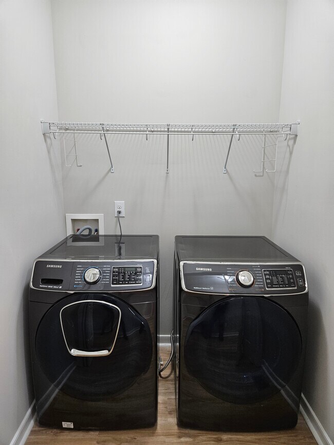 Building Photo - 919 Middle Ground Ave