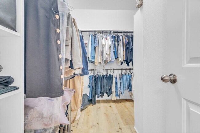 Building Photo - 2450 Garden Shadow Dr